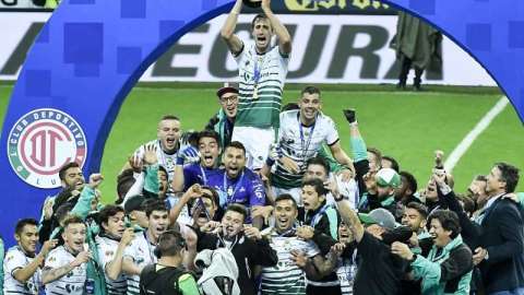 Santos celebra el título del Clausura 2018 de la Liga MX en la cancha del estadio Nemesio Diez.
(Foto: Imago7 Etzel Espinosa)