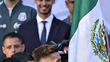 Enrique Peña Nieto abandera a la selección mexicana de fútbol que participará en Rusia 2018. (Foto: Imago7/Marcos Dominguez)