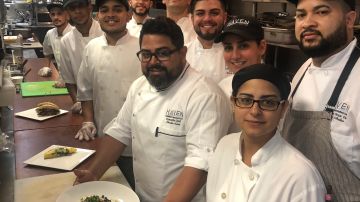 De los 17 empleados que conforman el equipo de la cocina, 14 de ellos son puertorriqueños.