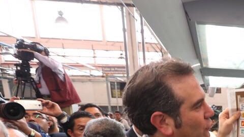 El presidente del INE, Lorenzo Córdova, durante la impresión de las boletas electorales.