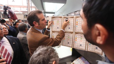 El presidente del INE, Lorenzo Córdova, durante la impresión de las boletas electorales.