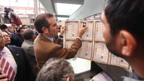 El presidente del INE, Lorenzo Córdova, durante la impresión de las boletas electorales.