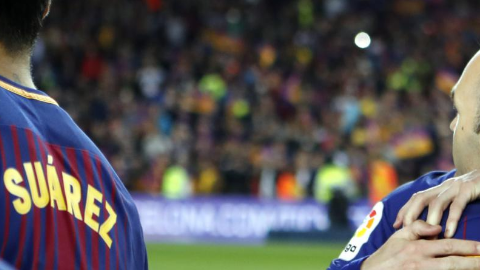 Messi abraza a Iniesta tras finalizar el partido