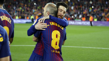 Messi abraza a Iniesta tras finalizar el partido