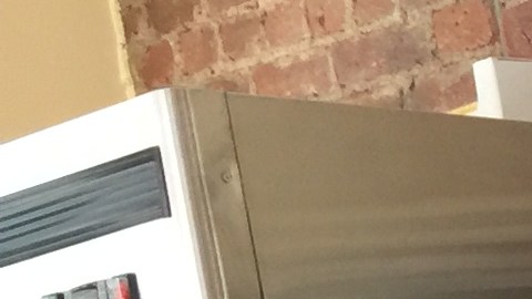 Joey y Francine Lugo, en Shipwreck Seafood Boutique en Clinton Hill./A. B. N.