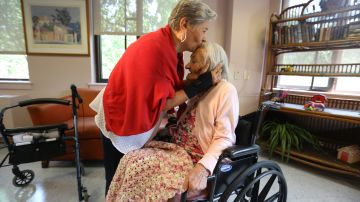 Josefina Lugo Medina, 95 recibe la visita de su hija, Lydia Cardona, 68, que llego de Puerto Rico para el dia de las Madres.