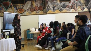 Lilliam Rivera, autora de “La Educación de Margot Sanchez” comparte sus experiencias con los estudiantes de la High School for Media and Communications.