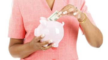 Las mujeres estiman que necesitan ahorrar durante su vida laboral 1 millón de dólares (en promedio) para sentirse seguras económicamente durante sus años de jubilación.