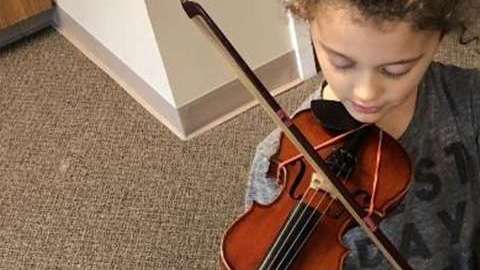 Esta niña por fin puede tocar el violín gracias al invento de un prótesis que se lo permite.