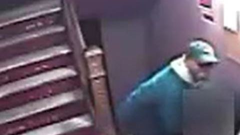 Dos individuos roban a una mujer en su edficio de El Bronx