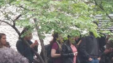 Cientos le cantaron en español a Aaron Schlossberg en Nueva York.