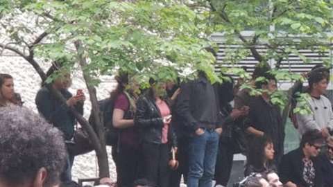 Cientos le cantaron en español a Aaron Schlossberg en Nueva York.