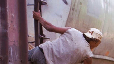 Bernarda Romero, integrante de "Las Patronas" entrega comida a los migrantes centroamericanos que viajan sobre el tren