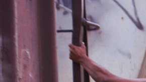 Bernarda Romero, integrante de "Las Patronas" entrega comida a los migrantes centroamericanos que viajan sobre el tren