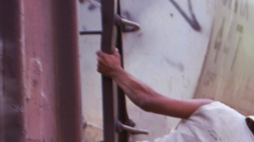 Bernarda Romero, integrante de "Las Patronas" entrega comida a los migrantes centroamericanos que viajan sobre el tren