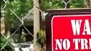 El letrero está colocado junto a una reja en Parkway Village, Briarwood