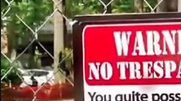 El letrero está colocado junto a una reja en Parkway Village, Briarwood