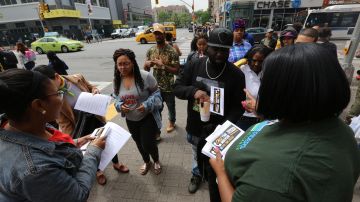 Organizadores de la comunidad "Riders Alliance" reparten panfletos para presionar al Alcalde a aprobar las 'MetroCards para pobres.