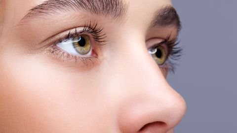 Las cejas gruesas y pobladas, a un estilo muy natural, son una de la grandes tendencias de esta temporada.