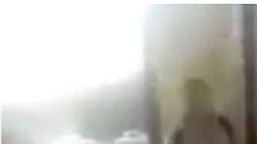 En las imágenes de ocho segundos, se ve a un joven masturbándose a escasos centímetros de una mujer que espera en un parabús.