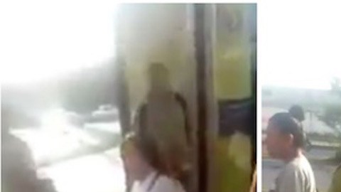 En las imágenes de ocho segundos, se ve a un joven masturbándose a escasos centímetros de una mujer que espera en un parabús.