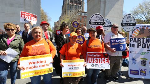 En el Dia Internacional del Trabajo inmigrantes se reunen en Washington Square Park para unirse a la protesta de la noche.