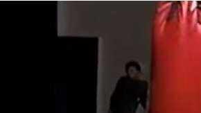 Mike Tyson golpea hasta cuatro veces el costal de arena en dos segundos