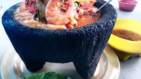 Molcajete de mariscos y pulpo.