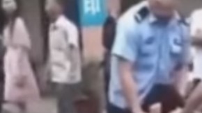 La agresión ocurrió en una calle de China.