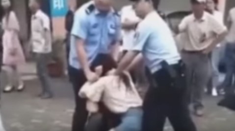 La agresión ocurrió en una calle de China.