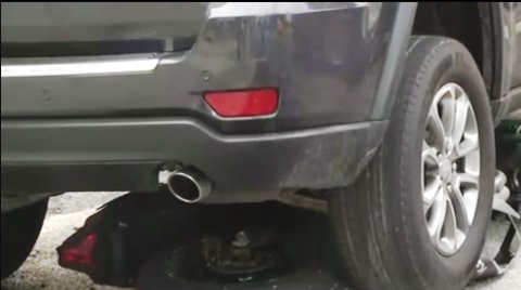 La motocicleta fue hallada debajo de la camioneta en Midtown West