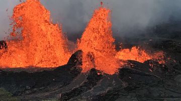 Una fuente de lava ardiente del volcán Kilauea.