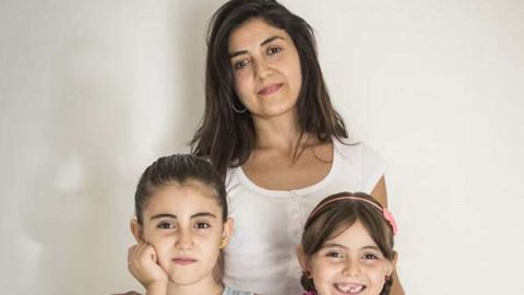 Make con sus dos hijas: Maia, de celeste, y Male.