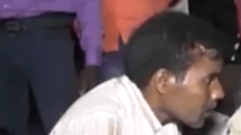 El novio se toca el pecho tras recibir el disparo