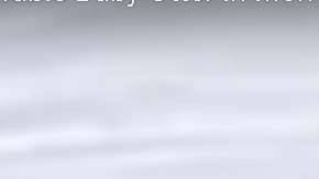 La nutria salvaje limpia a su recién nacido.