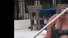 Las imágenes fueron grabadas en la piscina de un hotel.