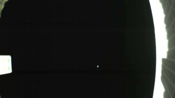 El pequeño punto azul es la imagen de la Tierra captada por MarCO-B el 9 de mayo.
