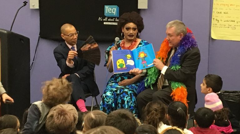 Drag-queens leen cuentos a niños en bibliotecas de NYC - El Diario NY