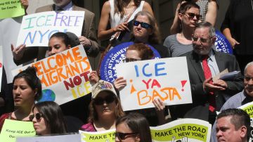 Concejales y abogados de inmigrantes piden a la Jueza DiFiore que no permita a ICE en las cortes.