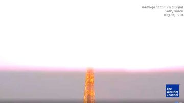 Cuando el rayo cae sobre la Torre Eiffel, cambia el color del cielo.