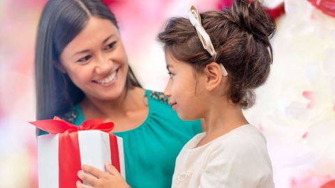 Según la encuesta anual 2018 de la National Retal Federation (NRF), el 86% de los estadounidenses celebrarán el Día de la Madre este año y gastarán un promedio de $ 180 por persona en la compra de un regalo para sus progenitoras.
