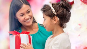 Según la encuesta anual 2018 de la National Retal Federation (NRF), el 86% de los estadounidenses celebrarán el Día de la Madre este año y gastarán un promedio de $ 180 por persona en la compra de un regalo para sus progenitoras.