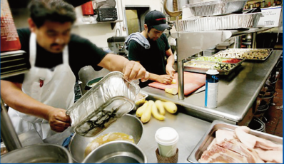 Los trabajadores de cocina son mucha veces víctimas del robo de salarios.
