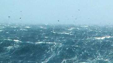 Un barco desafía los Cuarenta Rugientes.