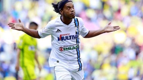 Ronaldinho negó su supuesto matrimonio con sus dos novias.