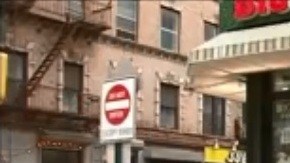 El agresor lanzó un cubo de basura a la calle