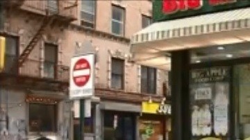 El agresor lanzó un cubo de basura a la calle