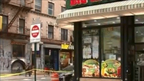 El agresor lanzó un cubo de basura a la calle