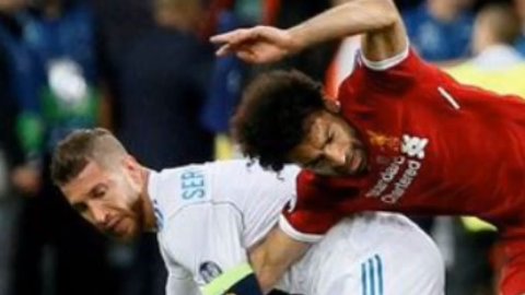 Fotograma de la lesión que dislocó el hombro a Salah en la final de la Champions League en Kiev