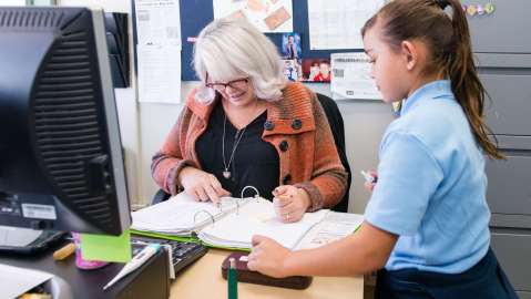 La estudiante Nancy Navarro chequea su insulina en la enfermería de la escuela primaria Cambridge, con la enfermera Catherin Crofton./fotos: /.